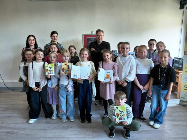grupa szesnastu uczniów razem z panem Grzegorzem Kasdepke.